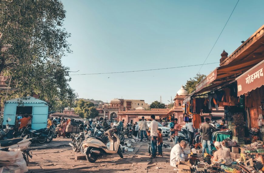 A group of people in Jodhpur, Rajasthan, India | Image: Anirudh, Unsplash